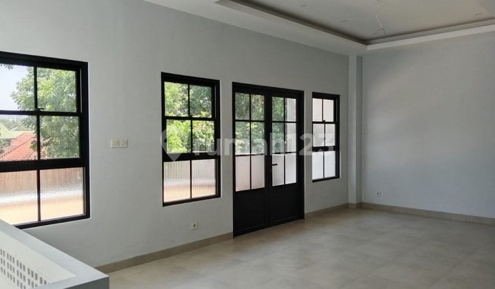 Ruko Baru Sayap Riau Bandung 3,5 LT Carport 4 Mobil Jarang Ada