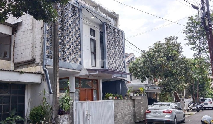 Good Ready-to-Occupy 3-Story House in Turangga Buah Batu Bandung