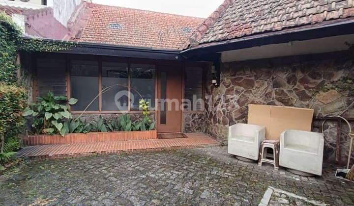 rumah lama terawat siap huni lokasi favorit di sayap dago bandung