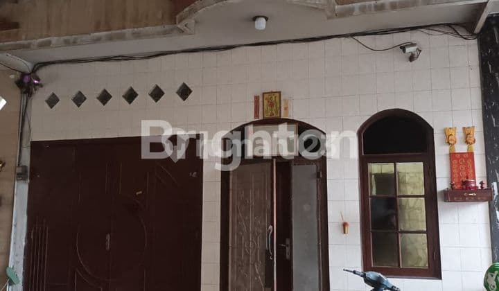 RUMAH 3 TINGKAT DI MANDALA BY PASS, MEDAN TEMBUNG.