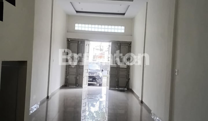 3 Ruko Gandeng Baru 3 1/2 Tingkat Di Pinggir Jalan, Siap Huni Di Medan Area