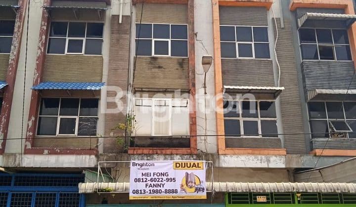 Ruko 3.5 tingkat jalan besar Madio santoso bisa jadi gudang yg cukup panjang dan bs sebagai rumah tempat tinggal juga