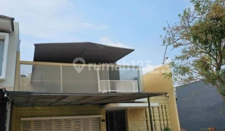 For Sale: Royal Residence House, Semi-Furnished, Minimalist, Strategic, Ready to Occupy