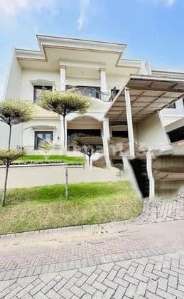 Dijual Rumah Mewah Taman Golf Mewah Strategis Siap Huni