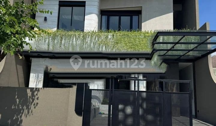 Dijual Rumah Mewah Graha Family Strategis Siap Huni