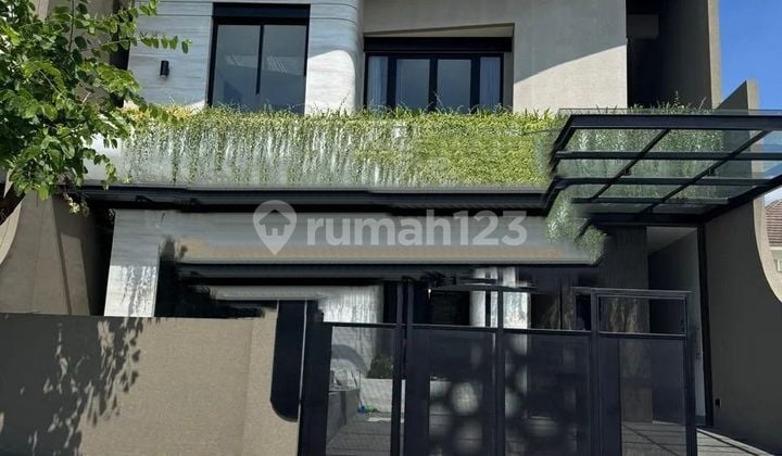 Dijual Rumah Mewah Graha Family Strategis Siap Huni