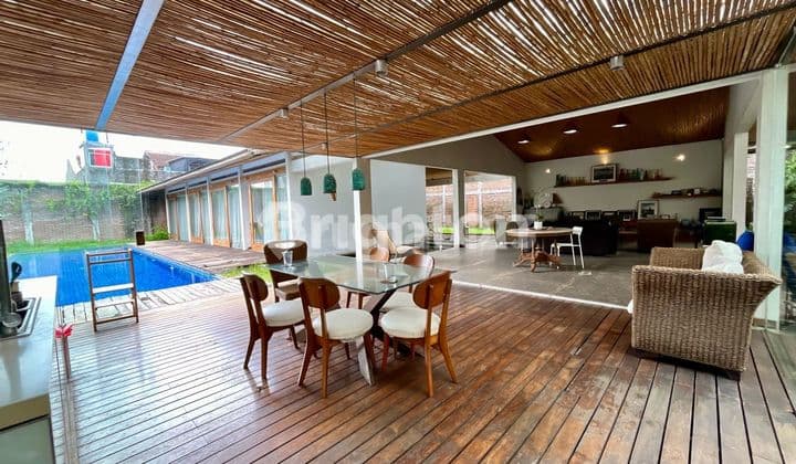 RUMAH MEWAH OPEN SPACE ARTISTIK KARYA ARSITEK TERNAMA INDONESIA