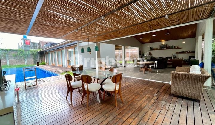 RUMAH MEWAH OPEN SPACE ARTISTIK KARYA ARSITEK TERNAMA INDONESIA