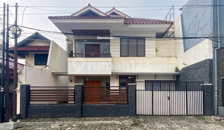 For Rent Ready-to-live-in house in Kebayoran Baru area near Senayan City.