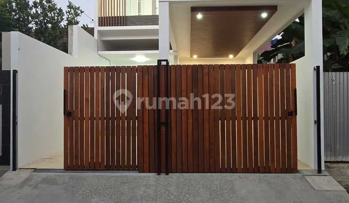 Rumah Modern Minimalis Dalam Komplek dengan Halaman Luas