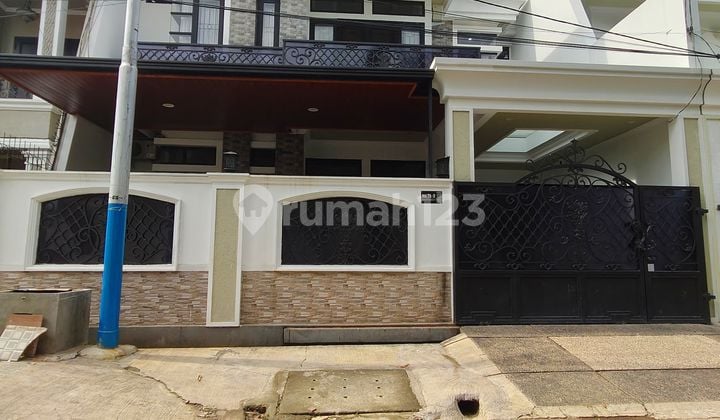 Secondary House Fully Furnished Inside a Complex in Duren Sawit
