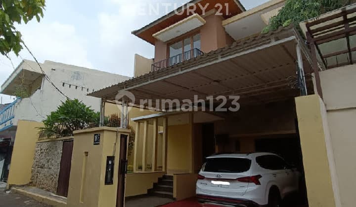 Rumah Kemang 2,5 Lantai Kondisi Sangat Baik dan Terawat
