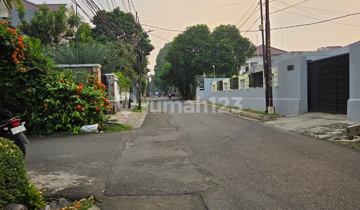 Dijual Rumah Lokasi Strategis di Gaharu Akses MRT dan Tol Jorr.