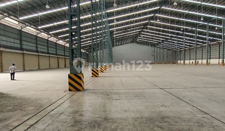 Gudang Cakung Loading Dock Luas 1 Hektar Rapi Siap Pakai