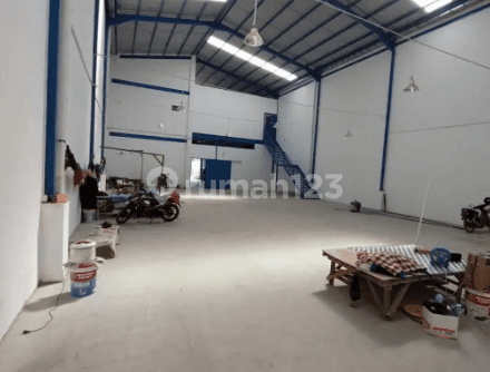 Strategic Warehouse for Rent in Kapuk Kamal Raya - 855M2 Area, Ready to Use