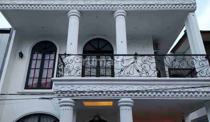 Rumah Mewah Eropa Classic Semi Furnished Di Komplek Antapani