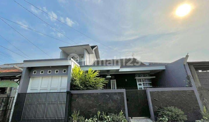 Rumah 2 Lantai Full Renovasi Semi Furnish Siap Huni Sayap BKR