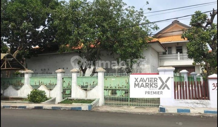 RUMAH PINGGIR JALAN BESAR KOTA SITUBONDO DEKAT ALUN-ALUN COCOK UNTUK TEMPAT USAHA, KANTOR, HOTEL, KULINER SITUBONDO