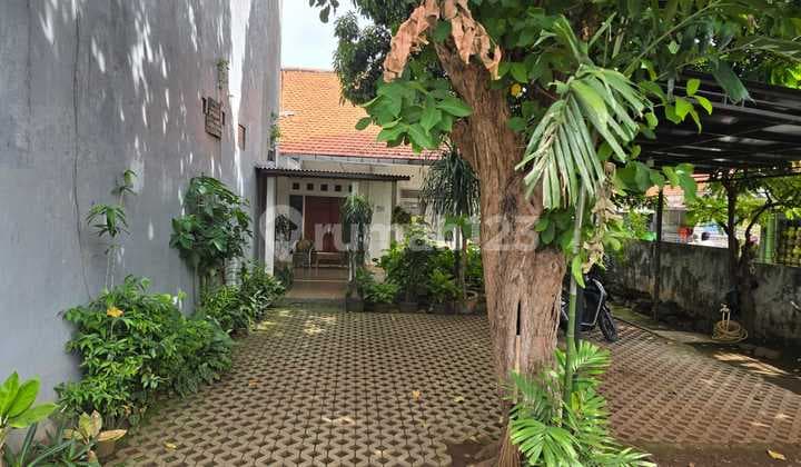 Rumah Hoek Berhalaman Luas di Mampang Prapatan