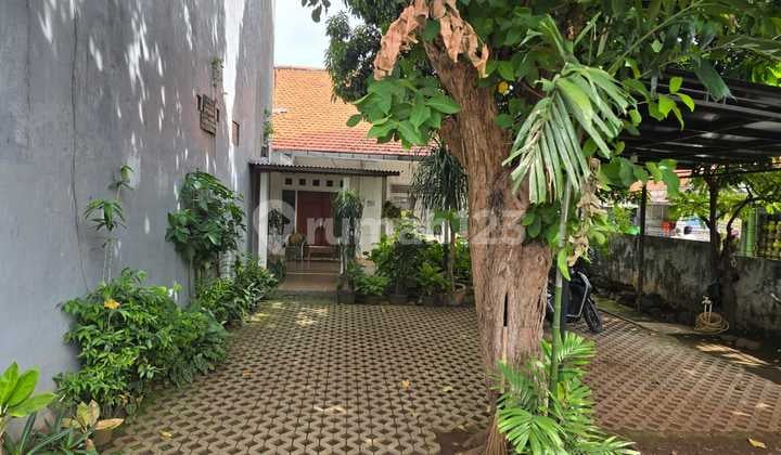 Rumah Hoek Berhalaman Luas di Mampang Prapatan