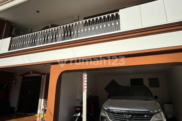 Jual Bu Rumah 2Lt 10x19 7+1KT Semi Furnish di Pekojan Tambora