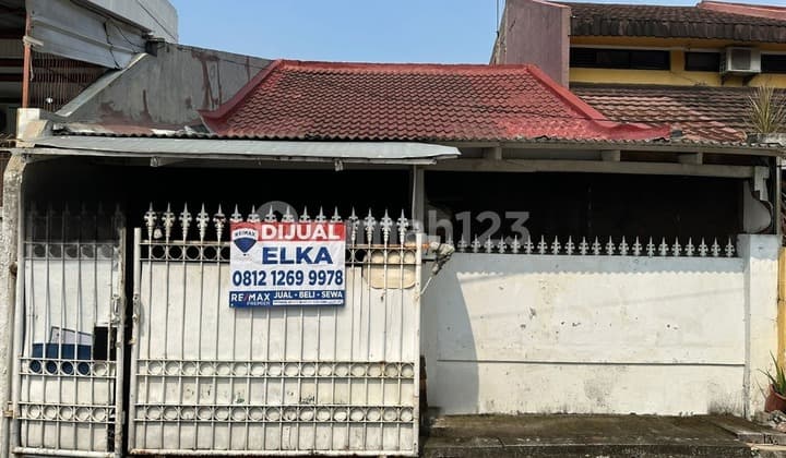 Rumah Dibawah 1M Jakarta Timur Parkir Luas Depan Lapangan Tenis