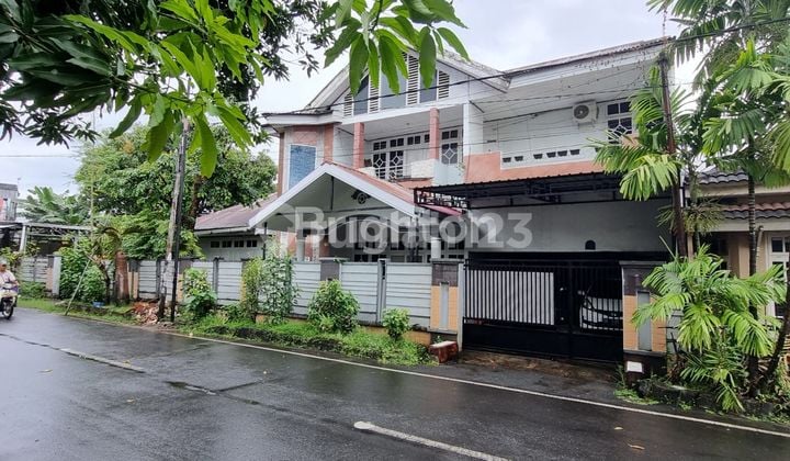 Rumah Kota 2 Lantai Dengan Tanah Yang Luas