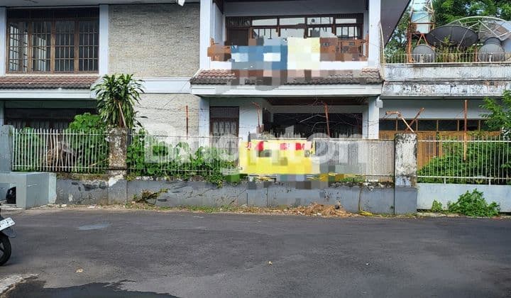 Rumah Luas di kawasan Elite