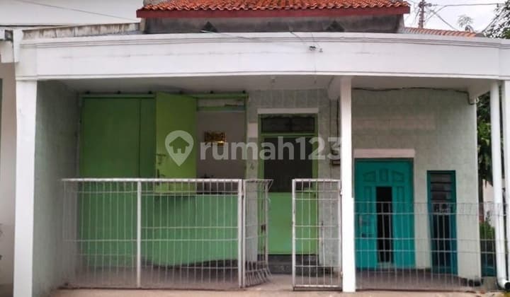 Rumah Tengah Kota Siap Huni Pinggir Jalan Dekat Pasar Johar dan Rumah Sakit