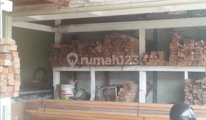 Toko Kayu di Semolowaru