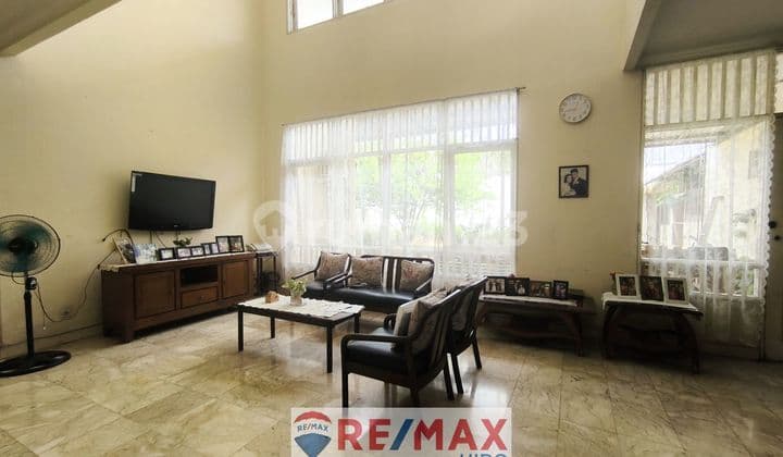Dijual Rumah Asri Dengan Taman Luas Di Jalan Utama Kemang Pratama