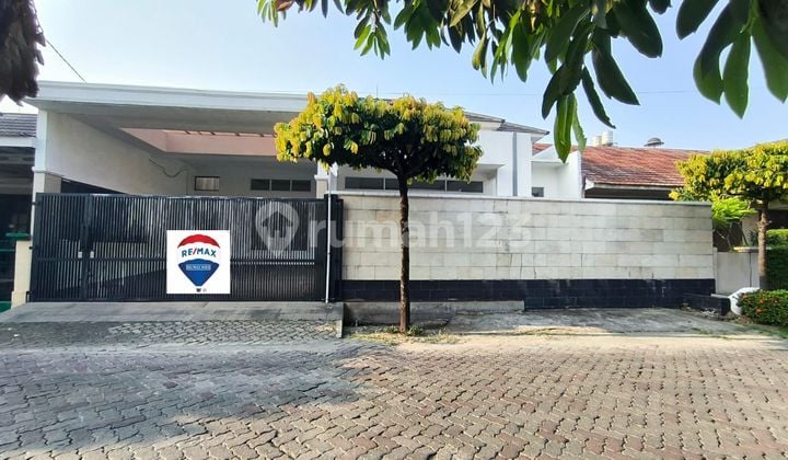 Rumah di daerah Kemang Pratama, lokasi strategis jalan utama Rumah SHM Sudah Renovasi