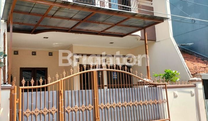 RUMAH 2,5 LANTAI BAGUS TERAWAT SIAP HUNI
