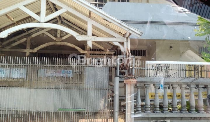 RUMAH TUA 2 LANTAI HITUNG TANAH TAMAN RATU INDAH JAKBAR