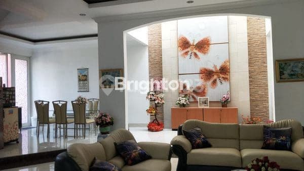 RUMAH MEWAH CANTIK 3 LT, BONUS FURNITURE LOKASI GREENVILLE, SANGAT STRATEGIS, DEKAT KEMANA PUN