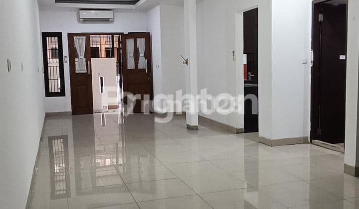 RUMAH 3 LT SANGAT TERAWAT SIAP HUNI GREENVILLE JAKBAR, AKSES JALAN SANGAT STRATEGIS
