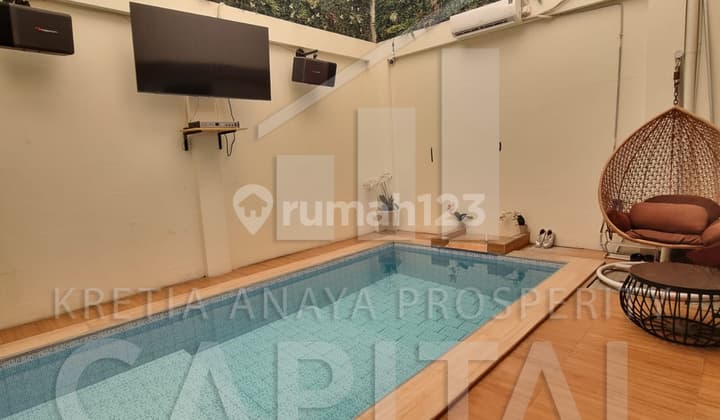 Rumah Dengan View Danau dilengkapi Kolam Renang Indoor di Tatar Lokacitra Kota Baru Parahyangan