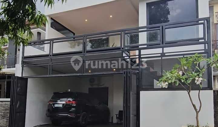 Rumah dengan Balkon Luas Lokasi Strategis Gatsu Barat.