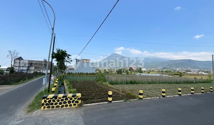 For Sale Villa Pitu Metro Batu City With Mountain Landscape