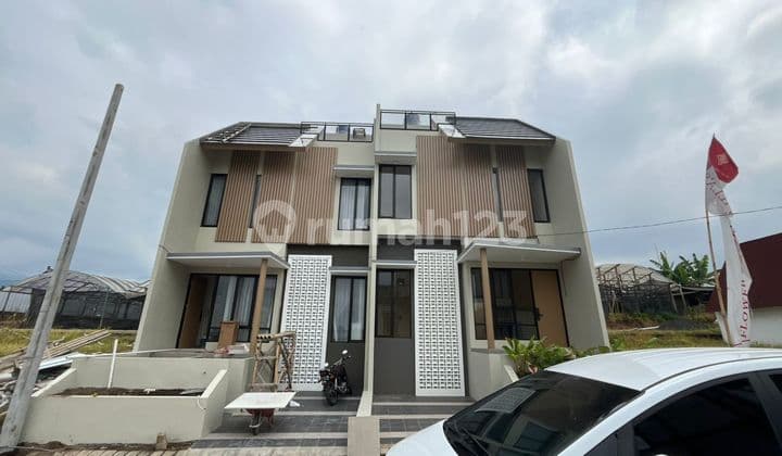 flower garden villa dengan view pegunungan dan city light