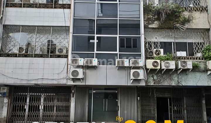 4-Story Shop House Next to Atrium Senen