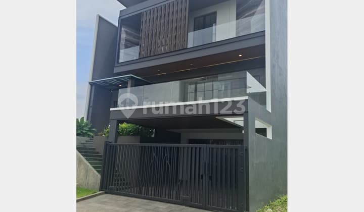 Rumah Citraland Utama Bangunan 3,5 Lantai Modern Minimalis