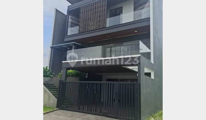 Rumah Citraland Utama Bangunan 3,5 Lantai Modern Minimalis