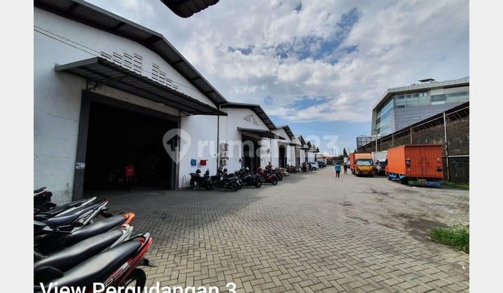 Gudang Raya Taman Strategis Terawat Siap Pakai