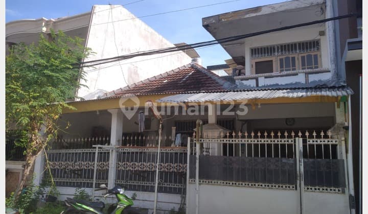 Bangunan 1,5 Lantai Rumah Babatan Pantai Utara
