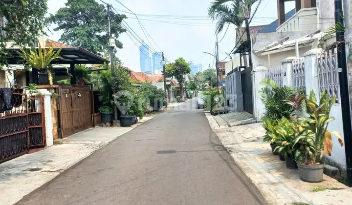 Rumah Tua di Guntur Setiabudi, Strategis Dekat Taman, Dekat Stasiun Busway, LRT Dan MRT