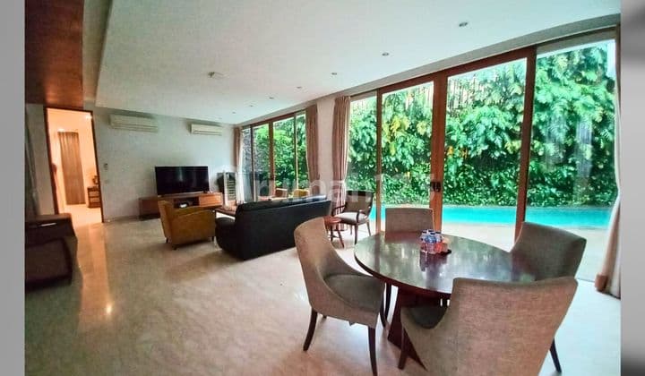 Rumah Cantik dengan Swimming Pool di Patra Kuningan