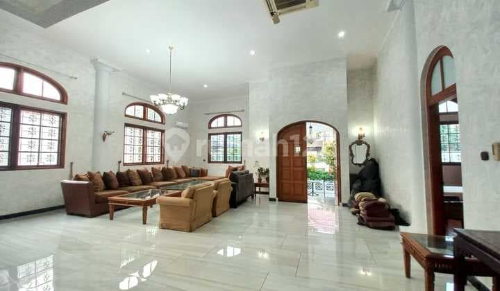 Luxurious Full Furnished House di Bilangan Elite Menteng di Lokasi yang Nyaman dan Asri