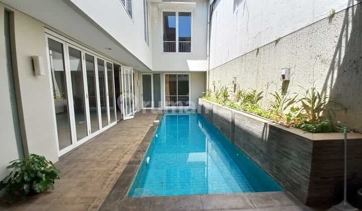Rumah Cantik Modern dengan Swimming Pool di Senopati