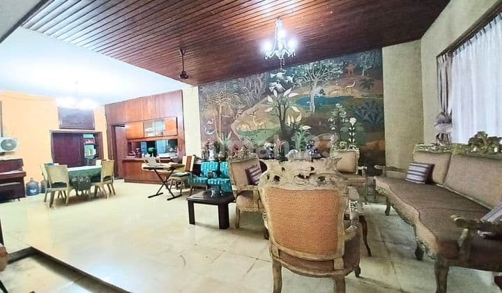 Rumah Tua di Area Komersil Menteng Sangat Strategis Untuk Ruang Usaha Sekelilingnya Sudah Banyak Bangunan Gedung, Ada I. M B